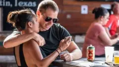 Una pareja en un bar de Texas