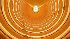 Da era neolítica até a arquitetura mais recente dos arranha-céus, a espiral infinita é um símbolo misterioso, que vem influenciando artistas, pensadores e designers há milênios.