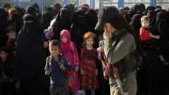 یوازې په الهول کمپ کې نژدې ۵۰ زره کسان ساتل کېږي چې ډېری د داعش وسله والو کورنۍ دي.