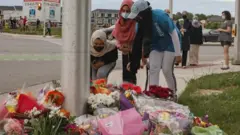 أُقيم نصب مؤقت للضحايا في موقع الحادث