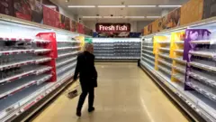 Пустые полки в супермаркете