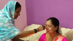 लता बोराडे यांनी समाजाच्या परंपरांना झुगारून विधवा तसंच सवाष्ण महिलांसाठी हळदीकुंकू सुरू केलं.