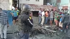 Personas observan el lugar de accidente en Cap-Haitien, Haití, 14 de diciembre, 2021
