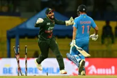 শুক্রবারের ম্যাচে ররতের মুহম্মদ শামিকে (ডানদিকে) রান আউট করার পরে উচ্ছসিত বাংলাদেশের উইকেটকিপার লিটন দাস (বাঁয়ে) 