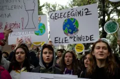 Protesto yapan gençler