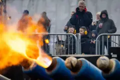 En Ommen, Países Bajos, unos bidones de leche disparan balones de fútbol con grandes llamadas ante la mirada de las familias.