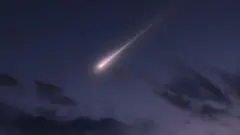 Иллюстрация космического объекта, сгорающего в атмосфере