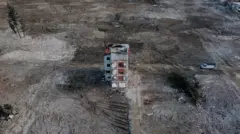 Tek başına kalan bina