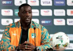 Le sélectionneur de la Côte d'Ivoire, Emerse Fae, s'exprime lors d'une conférence de presse au Palais de la Culture d'Abidjan (10 Février 2024).