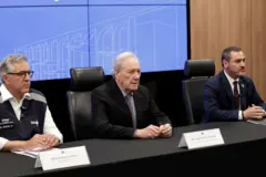 Os ministros da Saúde, Alexandre Padilha, e da Justiça e Segurança Pública, Ricardo Lewandowski, e o diretor-geral da PF, Andrei Augusto Passos Rodrigues, em coletiva de imprensa
