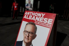 Um cartaz eleitoral com a foto do primeiro-ministro australiano, Anthony Albanese, é colocado na rua em Grayndler durante a eleição federal australiana, em Sydney, Austrália, em 3 de maio de 2025.