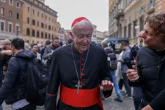 Cardeal Vincent Nichols chega ao Vaticano para uma das reuniões que precedem o conclave que irá eleger o sucessor do papa Francisco