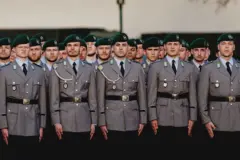 Una fila de soldados alemães.