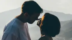 કિસ એટલે રોમાન્સ, કિસનો અભ્યાસ, 20 લાખ વર્ષથી કિસ, બીબીસી ગુજરાતી