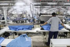 Bir tekstil fabrikasında çalışan işçiler 