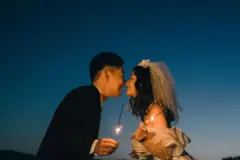 Sepasang kekasih berciuman setelah menikah.