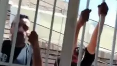 افرادی درحال آویزان شدن از پنجره خانه هستی