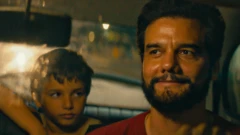 Wagner Moura em cena de O Agente Secreto 