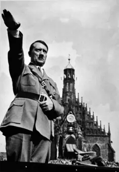 Hitler fazendo saudação nazista posando para foto