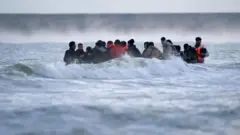 قایق حامل مهاجران در کانال مانش