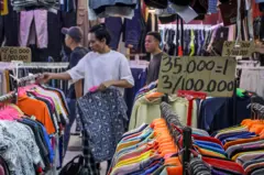 Para pembeli memilih baju di Pasar Senen di Jakarta Pusat yang menjadi salah satu sentra pakaian bekas di Indonesia.