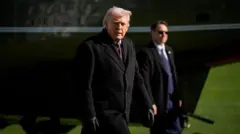 Trump paltolu korumasıyla yürüyor. 