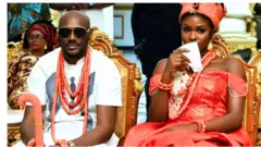 Tuface Idibia ati iyawo rẹ, Ọnarebu Natasha Osawaru, ninu aṣọ ibilẹ Edo