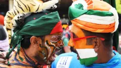 ভারত আর বাংলাদেশের দুই সমর্থক মুখোমুখি - ফাইল চিত্র