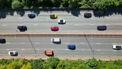 Vista aérea de carros em estrada