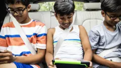 பெற்றோரின் தொழில்நுட்ப பயன்பாட்டை பிரதிபலிக்கும் குழந்தைகள்