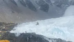 सगरमाथा आधार शिविरमाथि हेलिकप्टर