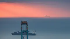Вид на море из старейшего испанского СПГ-терминала компании Enagás в Барселоне