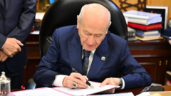 Bahçeli, çerçeve yasa teklifini imzaladı haber görseli