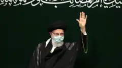 المرشد الأعلى الإيراني آية الله علي خامنئي يلتقي بممثلي جمعيات الشباب ضمن فعاليات الأربعين في طهران، إيران في 17 سبتمبر 2022