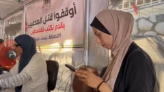 اثنين من الصحفيين في اتحاد خيمة الصحفي.