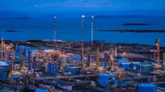 Una vista nocturna de una planta de procesamiento de gas en Tysavaer, Noruega.