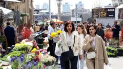 Abanya-Iran barimo guhaha kuwa kane tariki 19 Werurwe kuri Tajrish Bazaar mu majyaruguru ya Tehran ku munsi ubanziriza Nowruz (Umwaka mushya) ku ngengabihe y'Abaperse 
