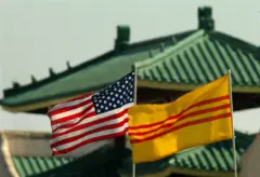 Cờ vàng và cờ Mỹ tại California