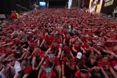 Hinchas noruegos hacen la coreografía del "remo vikingo" en Times Square, Nueva York