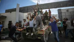 Palestiniens sur un véhicule militaire israélien à Gaza