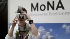 Un homme portant des lunettes de réalité virtuelle.