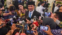 Menteri Koordinator Bidang Politik dan Keamanan, Djamari Chaniago, memberikan keterangan pers usai dilantik di Istana Negara, Jakarta, Rabu (17/09).