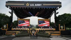Militares e equipamentos do Exército dos EUA são inspecionados durante o desfile do 250º aniversário do Exército dos EUA em Washington, DC, EUA, em 14 de junho de 2025.