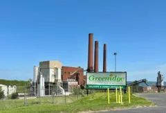 A usina perto de Dresden, com uma placa da Greenidge Generation na frente