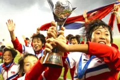 उत्तर कोरिया की महिला फ़ुटबॉल टीम अंडर-20 वर्ल्ड कप जीतने पर जश्म मनाते हुए 