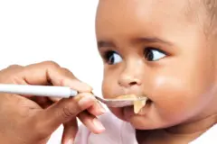 Bébé qui mange
