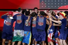 El capitán de España, Rodri (centro), y sus compañeros de equipo celebran en un escenario en la plaza de Cibeles de Madrid el 20 de julio de 2026.