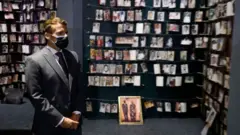 Perezida Macron ari mu rwibutso rwa jenoside rwa Kigali kuwa kane.jpg