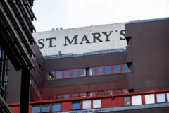 Prédio e placa do Hospital St. Mary's, em Londres