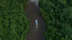 Barco navegando em rio no SESC Pantanal